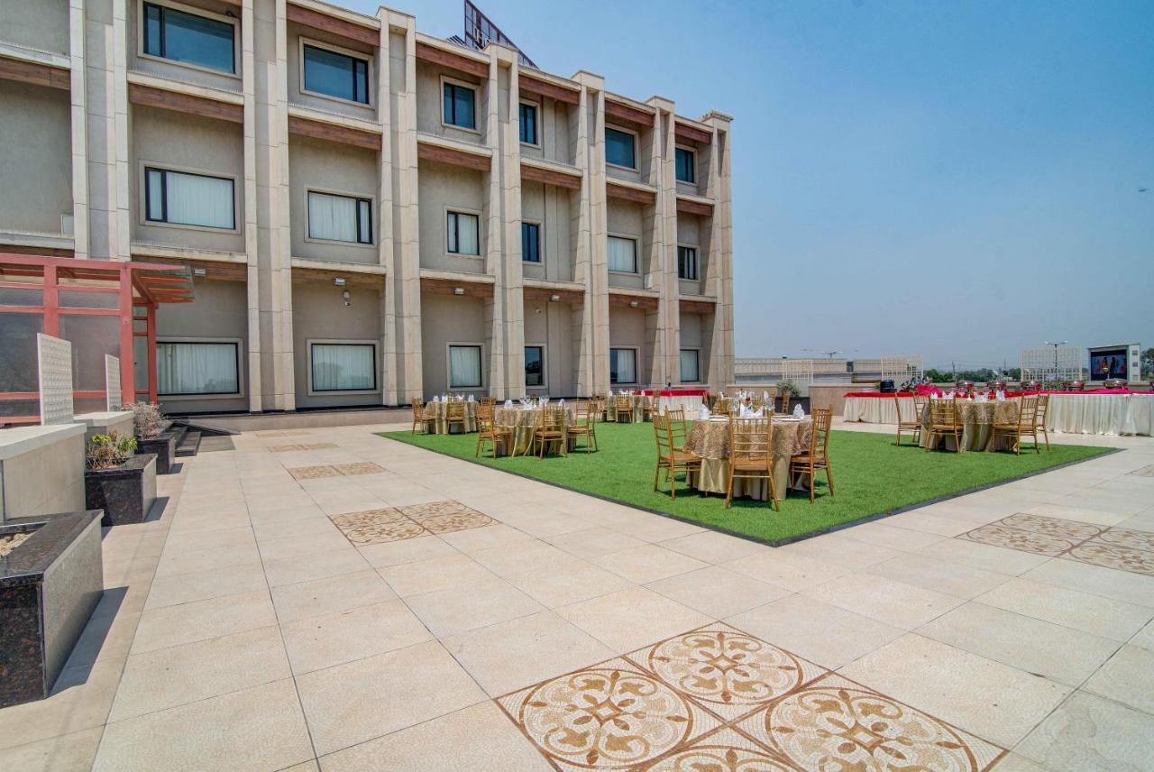 Hotel Home In By Amrik Sukhdev سونيبات المظهر الخارجي الصورة