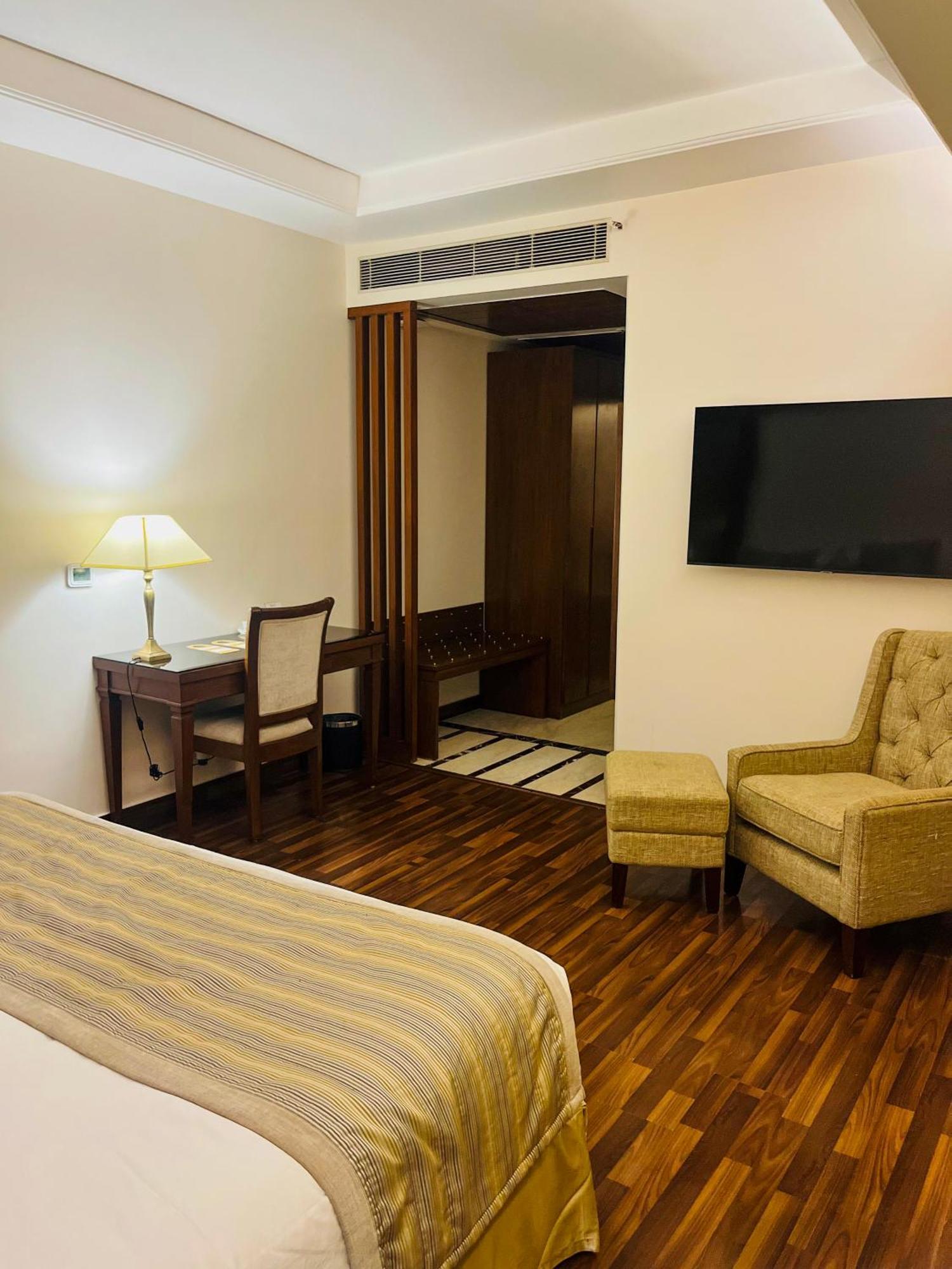 Hotel Home In By Amrik Sukhdev سونيبات المظهر الخارجي الصورة